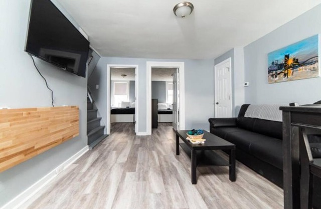 - AGH Walkable - Free Parking - Washer & Dryer -