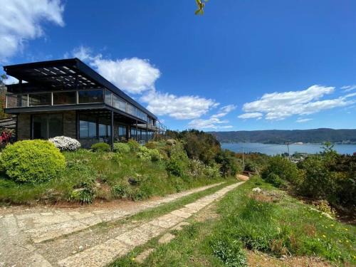 Agradable casa en parcela con piscina y vista al mar