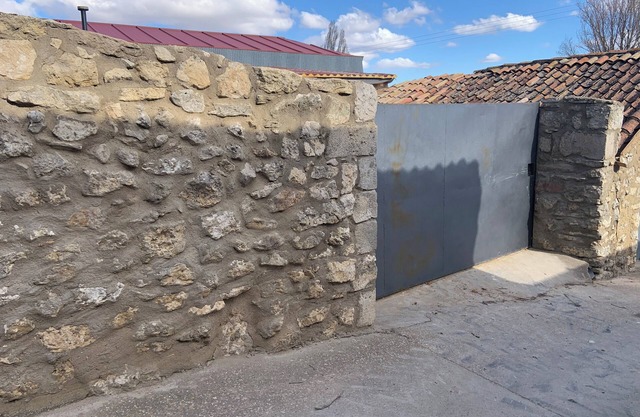 AGRADABLE CASA CON CHIMENEA Y PATIO PRIVADO.