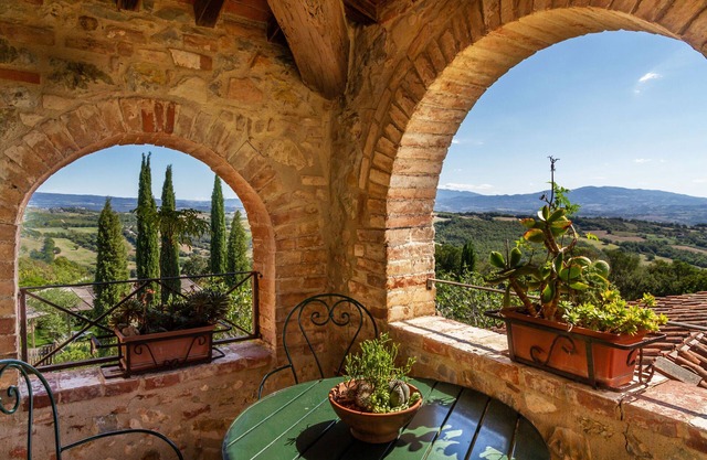 Agriturismo "Gli Archi" with pool, Wi-Fi and garden