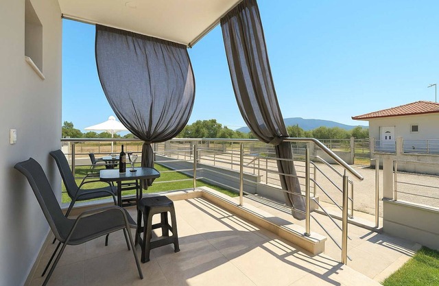 Aigli Garden Getaway, Steps From Vrasna Beach