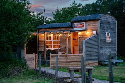 Ailsa- Enchanting Tiny House with wood burner and hot tub in Cairngorms