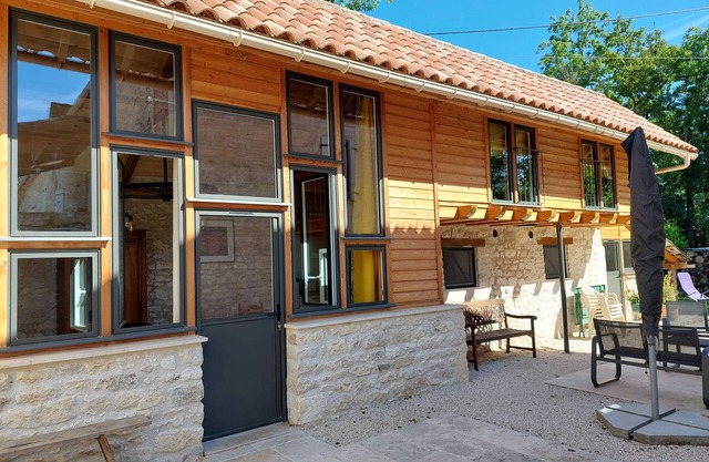 Air-conditioned vacation home in the countryside with shared pool - 3 stars