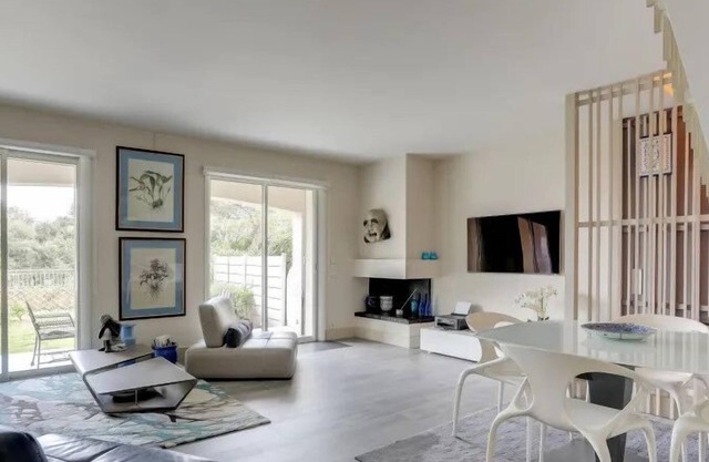 Air-conditioned house in Residence