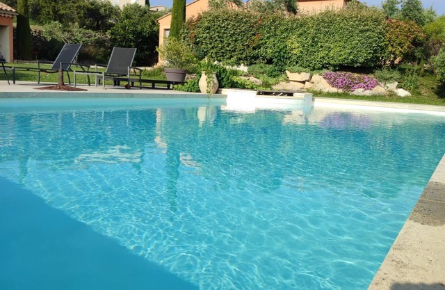 Air-conditioned 4-person villa with private heated pool