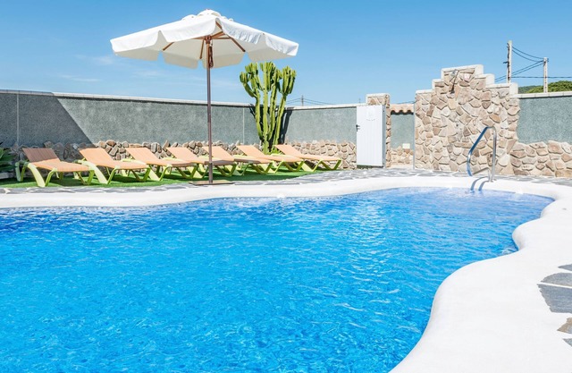Air-Conditioned Apartment Close to the Beach with Pool, Terrace, Garden & Wi-Fi