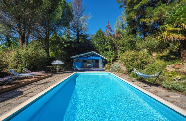 Air-conditioned apartment with shared pool