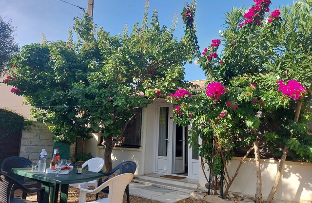air-conditioned house, well equipped, veranda, jacuzzi, quiet garden, close to everything