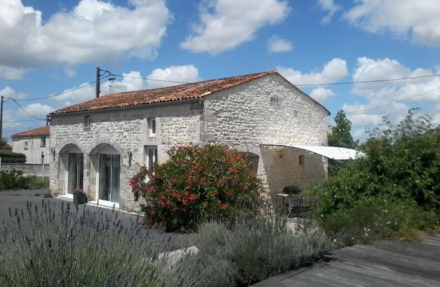 Air-conditioned gîte* "le pigeonnier"- prepared beds + bathroom linen provided