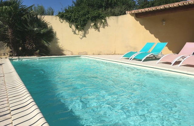 Air-conditioned villa with private pool 100 m from the start of the Mont Ventoux climb
