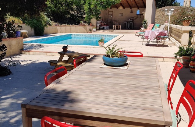 Air-conditioned villa with swimming pool among the cork oaks.