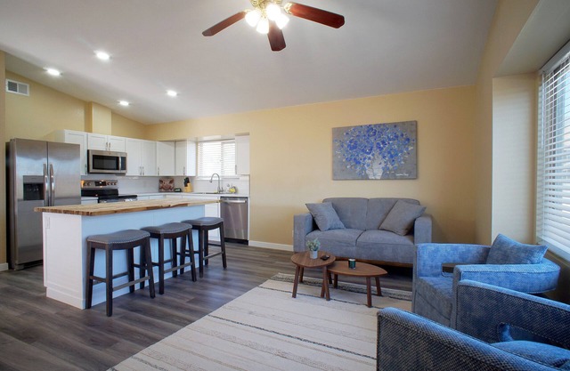 Airport,Downtown,food,shopping,mountain views,WiFi