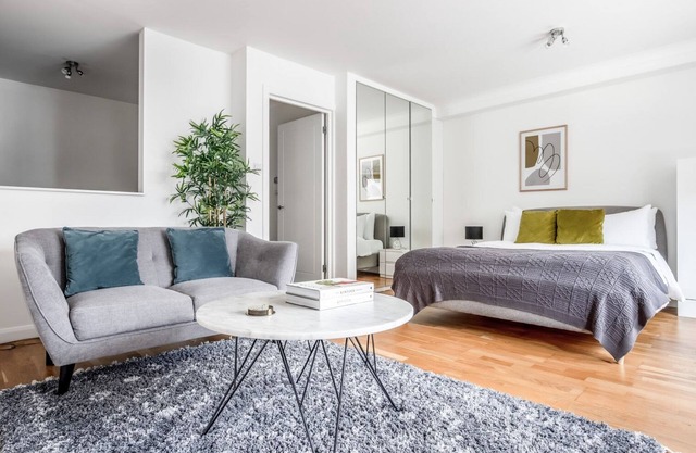 Airy City of London Studio w/Concierge, nr Attractions, by Blueground