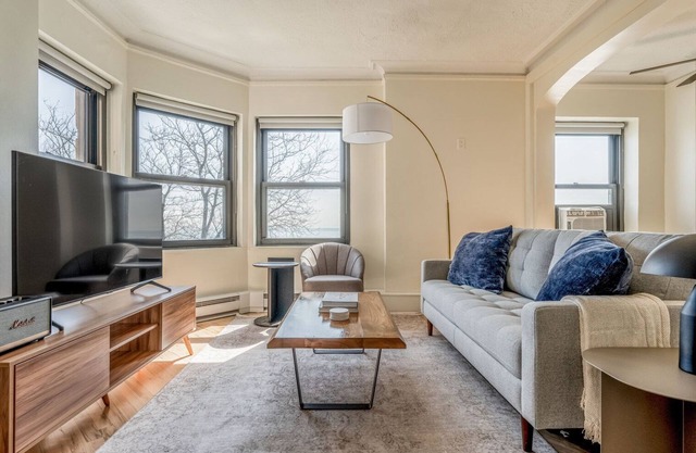 Airy Gold Coast 1BR w/Doorman & Gym, nr Mariano Park, by Blueground