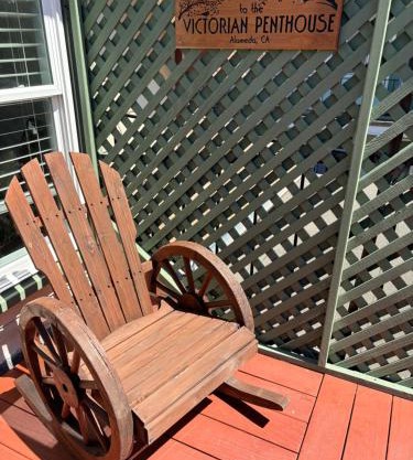 Alameda 3BR Victorian Penthouse 2 blocks to downtown 3 blocks to the beach AC and free parking