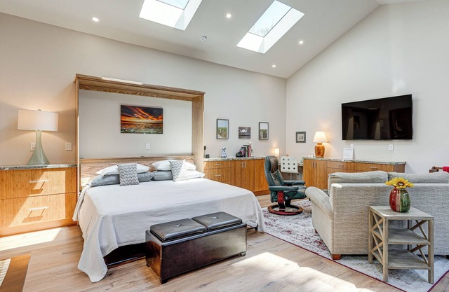 Alameda Studio w/Patio: 3 Mi to Oakland Coliseum!