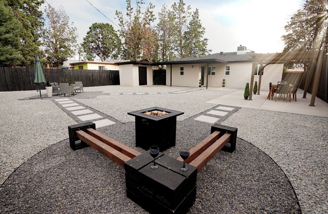 Albuquerque Gem, 3BR w/Yard near Uptown Shops & Entertainment. The White House