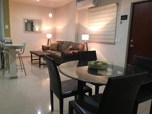 Alcantara apt, Ground floor, great for digital, 2 blocks walk to beach