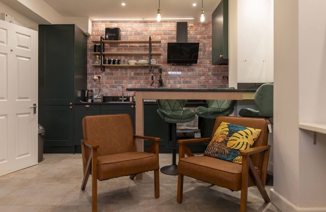 Aldgate London City Basement Urban Hideaway 1
