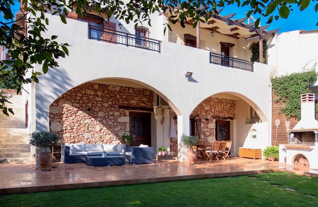 Alia Stone Villa - Ideal for families&groups. Heated pool & big garden.