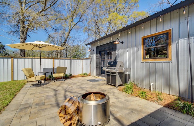 'All About the Buzz' Cottage w/Patio & Yard!