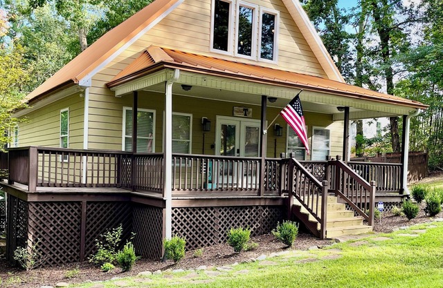 All Decked Out- Elegant Pickwick Lake Living, Sleeps 10
