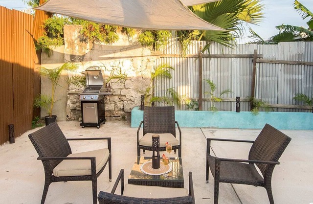 All Ensuite Bedrooms, WiFi, Patio, Walk to Beach!