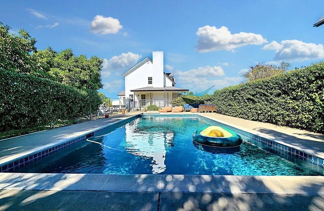 All-Inclusive Private Farm Retreat, Saltwater Hot Tub and Pool, Spa Services