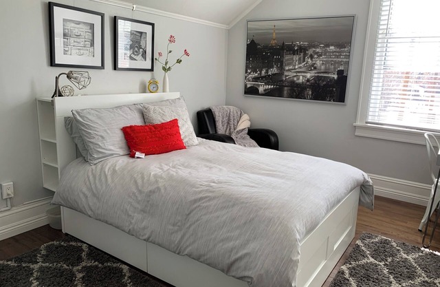 All-inclusive professional studio in beautifully remodeled historic home Midtown