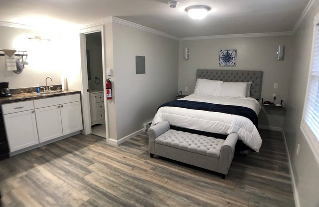 All-inclusive studio apartment located in Waterville with amenities included