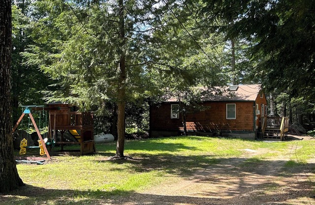 All-Season Cozy Lakeside Cabin in Northwood, NH- 2 Bdr, great views