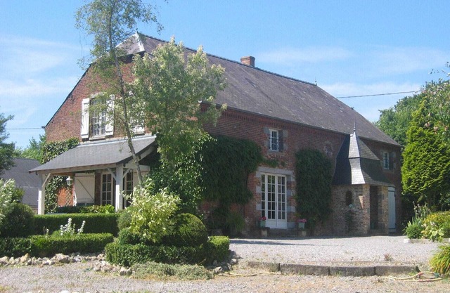 Alluring Cottage in Englancourt with Fenced Garden