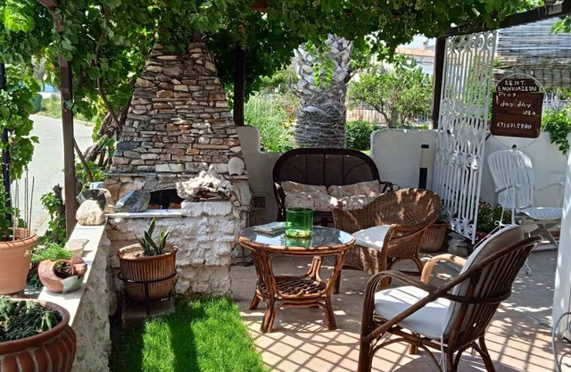 Alonaki Seafront Cottage