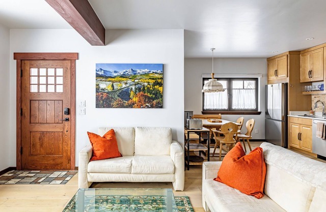Alpen Edelweiss Chalet: A pet-friendly luxury apartment 5 mins. to trails & town