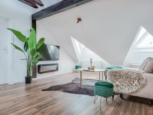 Altstadtflair in der Fußgängerzone mit Parkplatz und Home Office