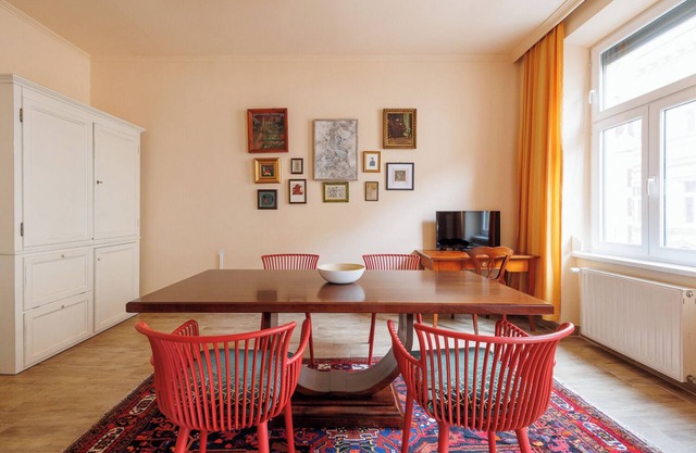 Altwienerhof, a cozy and artistic family apartment in Vienna. Near subway