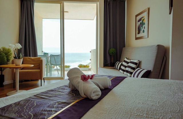 Amano Sewview Suit - Spacious sea-view suite with balcony