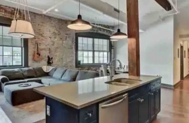 Amazed three bedroom condo downtown