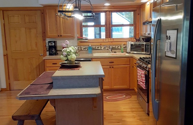 Amazing 3 bedroom cabin with a screened in back porch!