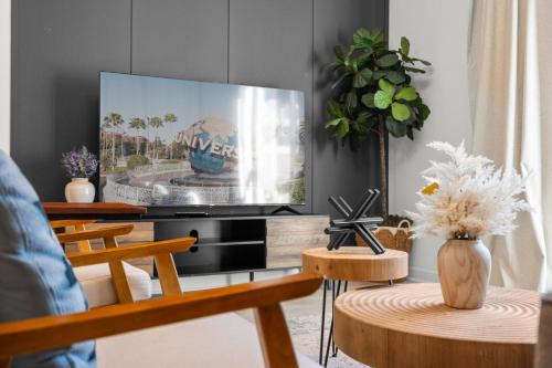 Amazing 4 Bed home w private Pool close to Disney 1180KING