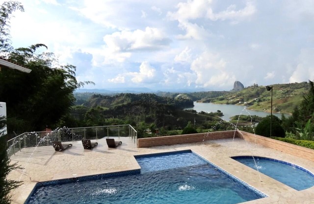 Amazing 5 bdrm Villa with view of Piedra el Peñol