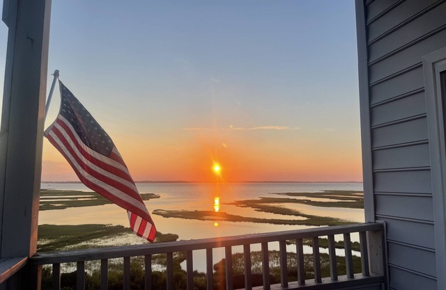 Amazing Bayfront views and Sunsets! Across the street from the beach!