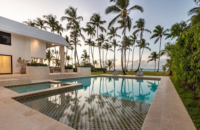 Amazing beach front new villa. Beatifull 8 suites for 20 guests. Cheff optional