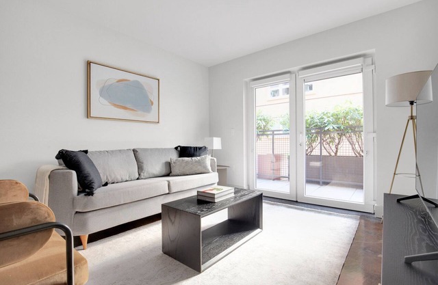 Amazing Bellevue 1BR w/Gym & Coffee Bar, near shopping, by Blueground