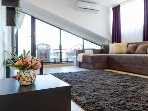 Amazing City Views - Charming Penthouse & Aparment