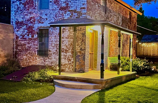 Amazing Historic 1800s Carriage House