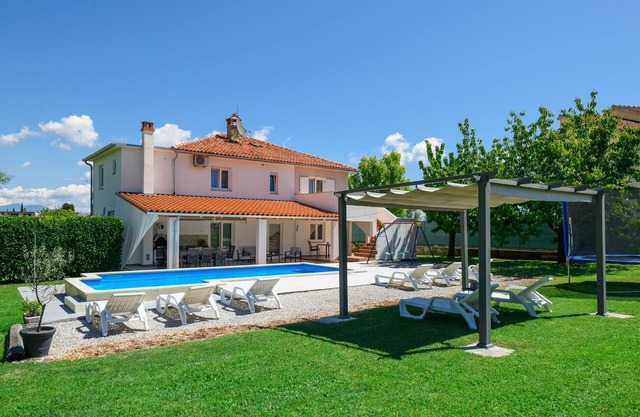 Amazing home in Frkeci with WiFi