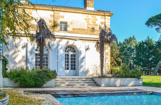 Amazing home in Léognan with sauna