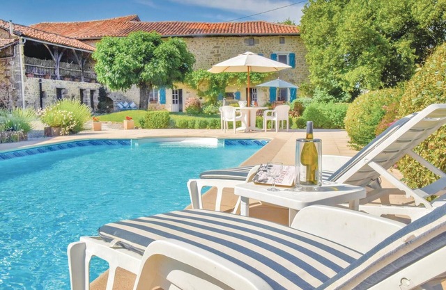Amazing home in Suaux