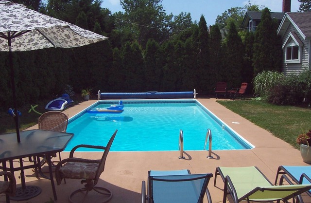 Amazing in ground Pool, 5 bedroom 3 bath, Short Walk to Town and Beach